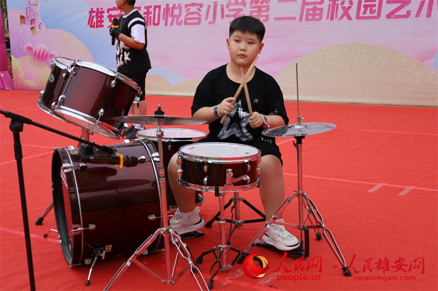 圖為學(xué)生進行文藝匯演。雄安容和悅?cè)菪W(xué)供圖