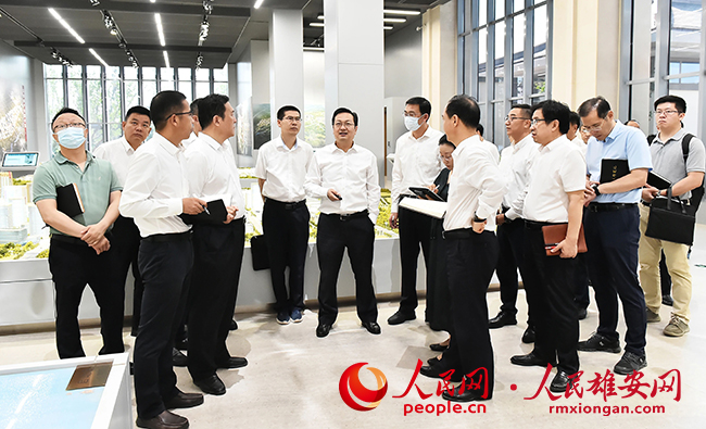 張國華調(diào)研啟動(dòng)區(qū)綜合服務(wù)中心并主持召開傳達(dá)貫徹落實(shí)省委部署要求專題會(huì)議。劉向陽攝