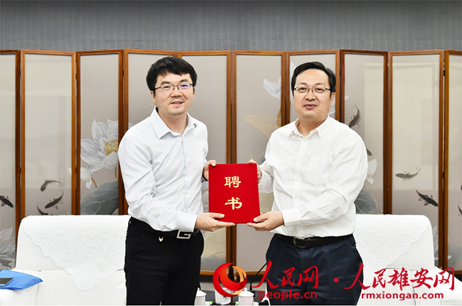 張國(guó)華為王繼剛頒發(fā)雄安新區(qū)特聘專家證書。劉向陽(yáng)攝