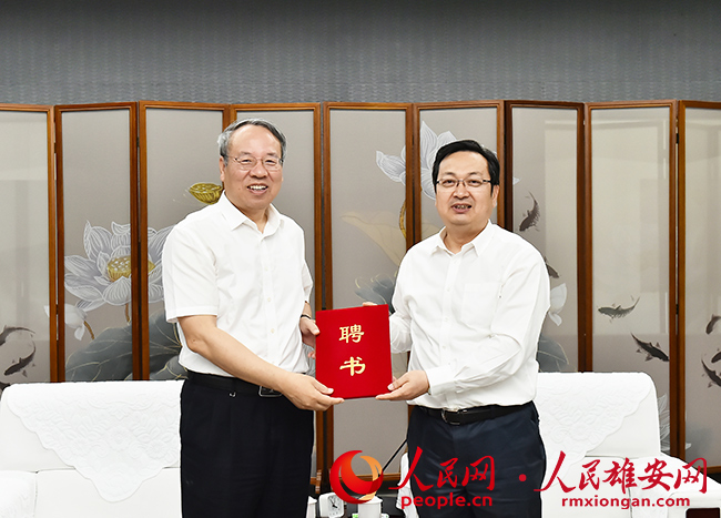 張國華為雒建斌頒發(fā)雄安新區(qū)特聘專家證書。劉向陽攝