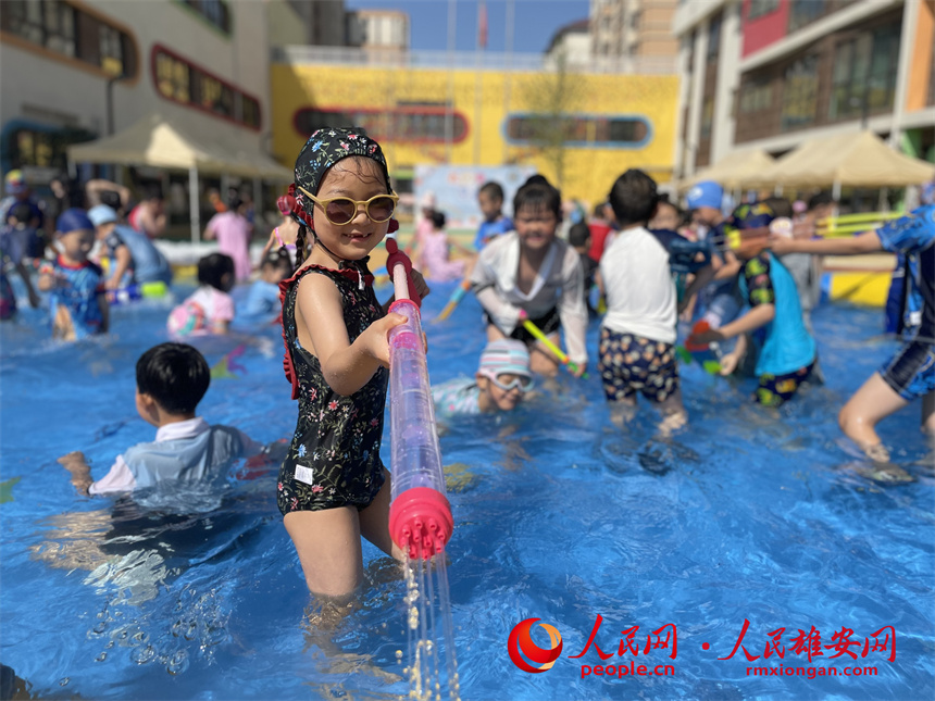 圖為“水槍大戰(zhàn)”。雄安容和悅?cè)萦變簣@供圖