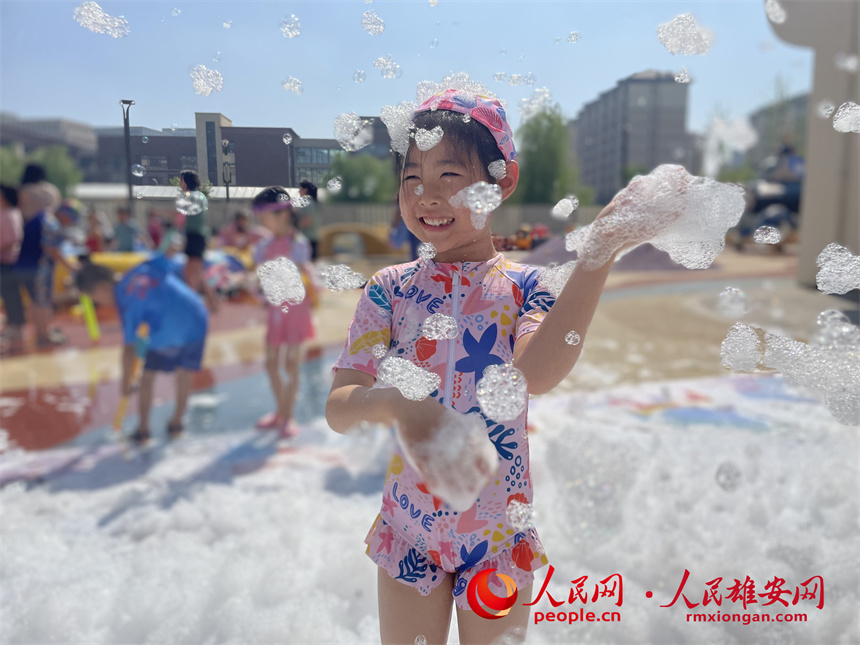 圖為“泡泡狂歡”。雄安容和悅?cè)萦變簣@供圖