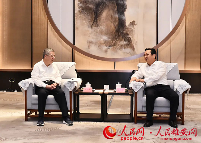 張國華與中信集團董事長朱鶴新一行舉行工作座談。劉向陽攝