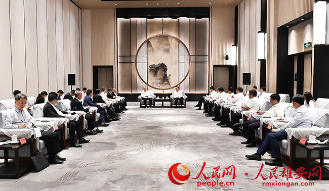 張國華與中信集團董事長朱鶴新一行舉行工作座談。劉向陽攝