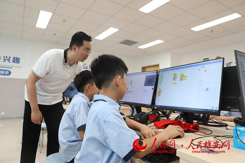 暑假期間，雄安容和樂民小學(xué)教師指導(dǎo)學(xué)生學(xué)習(xí)編程課程，備戰(zhàn)即將開始的雄安新區(qū)首屆青少年人工智能機(jī)器人大賽。人民網(wǎng) 李兆民攝 (2)