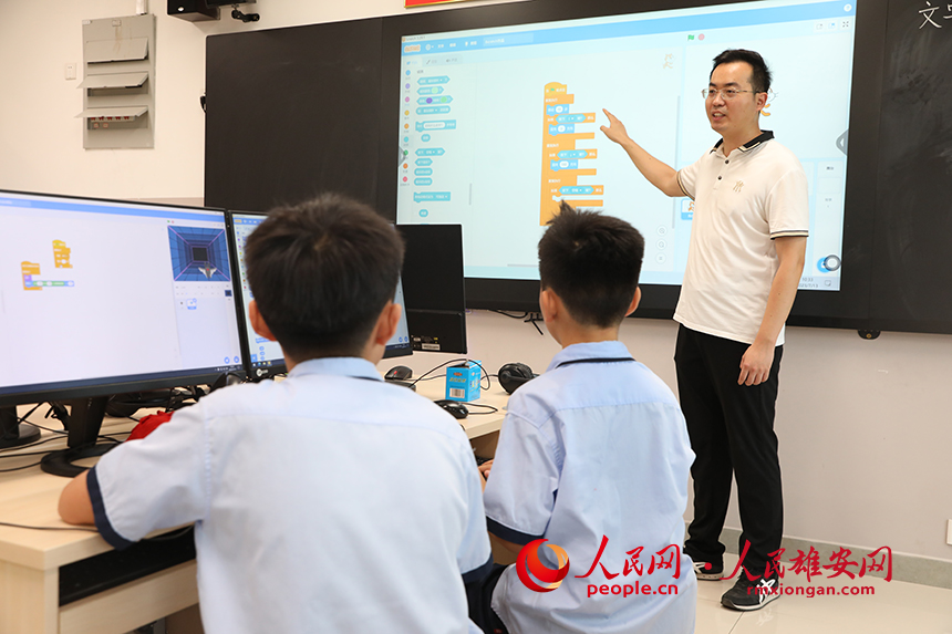 暑假期間，雄安容和樂民小學(xué)教師指導(dǎo)學(xué)生學(xué)習(xí)編程課程，備戰(zhàn)即將開始的雄安新區(qū)首屆青少年人工智能機(jī)器人大賽。人民網(wǎng) 李兆民攝