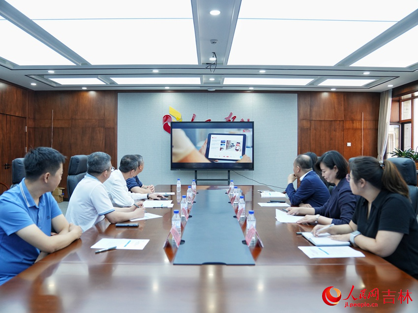 雙方一同觀看人民網(wǎng)宣傳片。人民網(wǎng)記者 李洋攝
