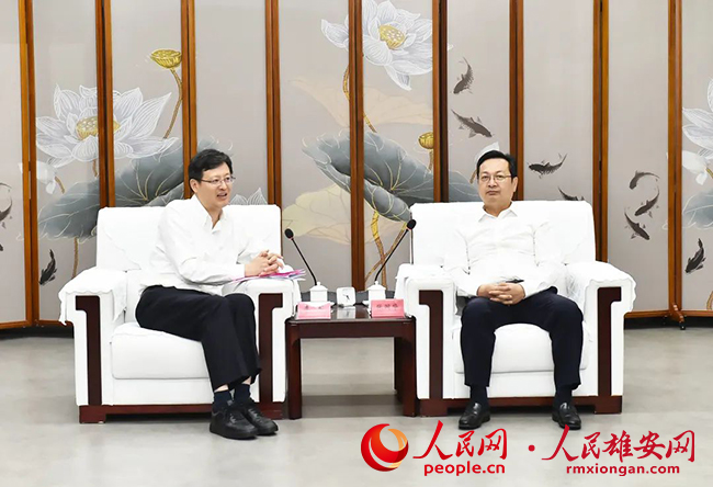 張國華與參加生物醫(yī)藥及新一代信息技術(shù)產(chǎn)業(yè)論壇部分嘉賓一行舉行工作座談。劉向陽攝