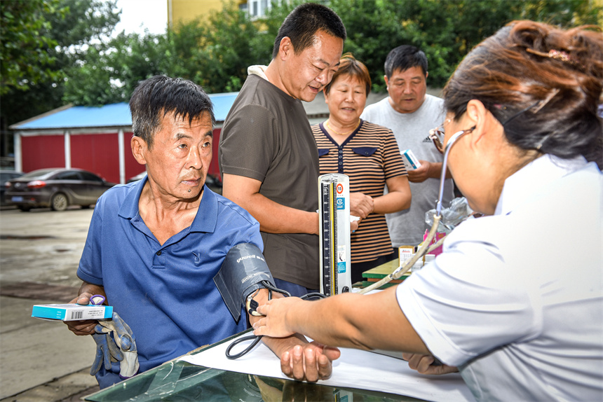 2023年8月27日，涿州市碼頭中心衛(wèi)生院巡回醫(yī)療隊，在為向三村民體檢身體并免費發(fā)放常規(guī)藥。劉永興 攝 (2)