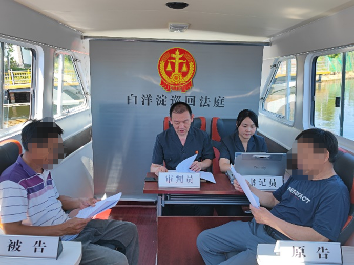 圖為審判員在“天平號”上開展巡回審判。安新縣人民法院供圖
