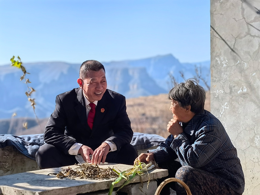 王世廣（左一）正在進行案件回訪。魏振敏攝