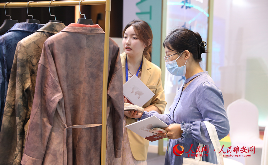 2023河北國際工業(yè)設(shè)計周工業(yè)設(shè)計創(chuàng)新成果展現(xiàn)場，工作人員正在清點展品。人民網(wǎng) 李兆民攝