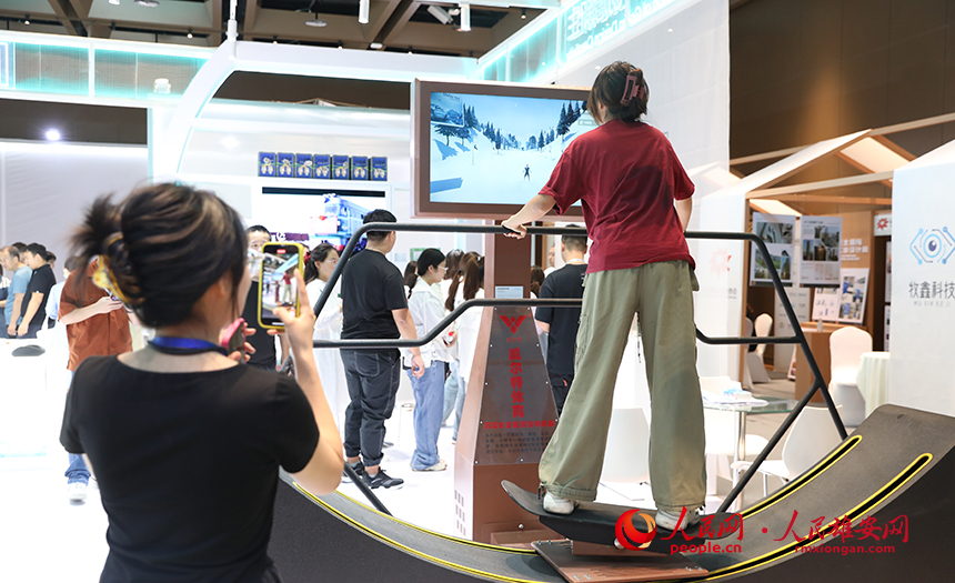 2023河北國際工業(yè)設(shè)計周工業(yè)設(shè)計創(chuàng)新成果展現(xiàn)場，前來觀展的公眾正在現(xiàn)場互動。人民網(wǎng) 李兆民攝