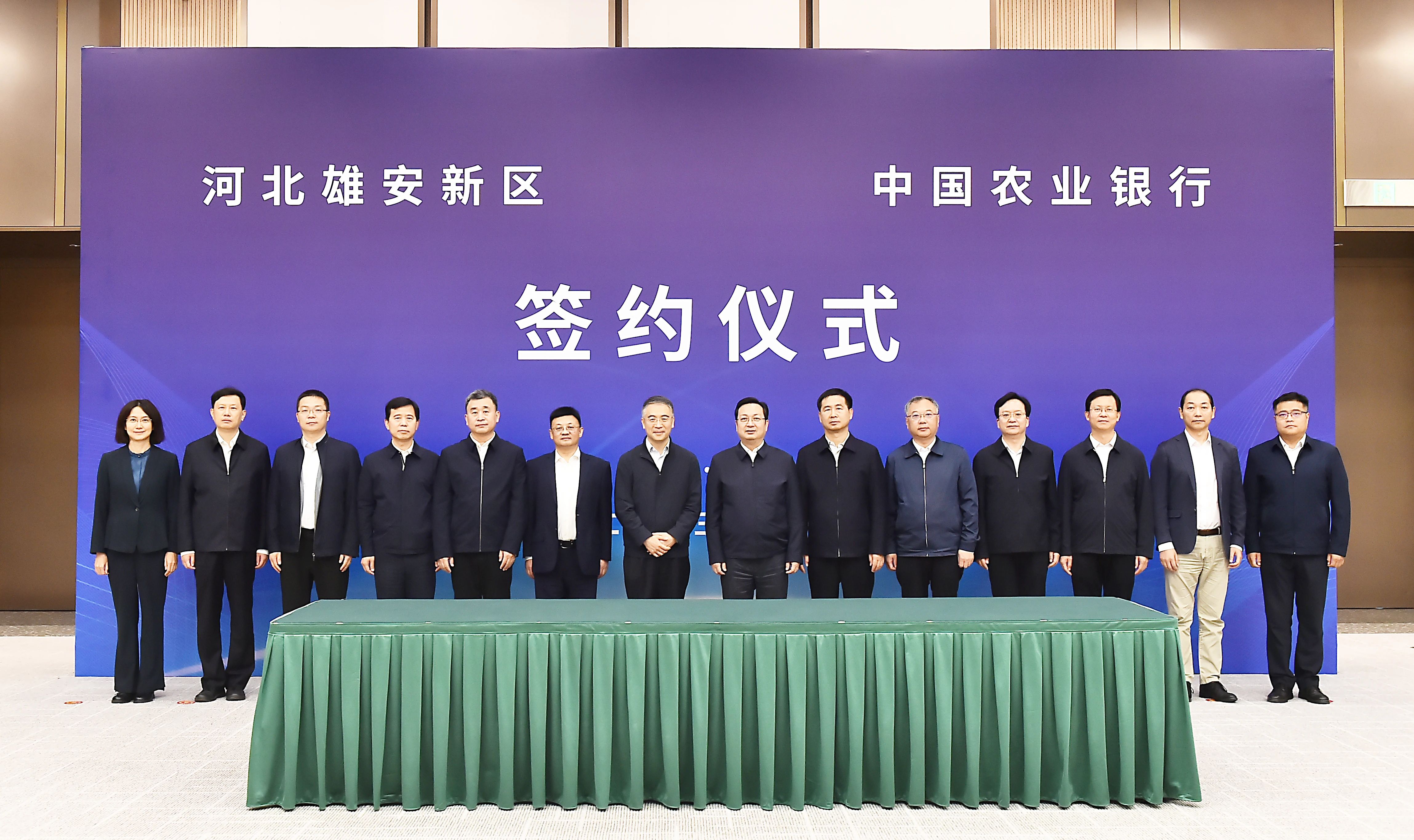 座談會(huì)上，舉行簽約儀式。劉向陽攝