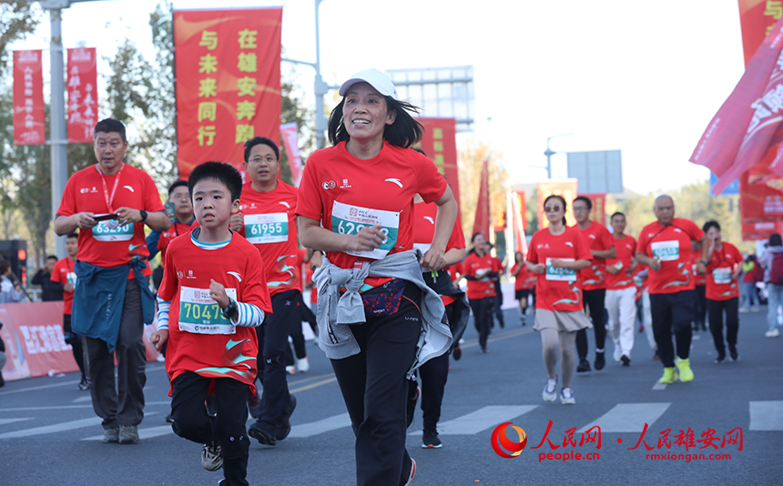 2023雄安馬拉松比賽現(xiàn)場。人民網(wǎng)記者 李兆民攝
