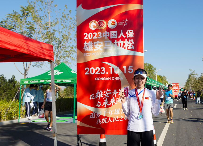 2023雄安馬拉松女子組半馬選手慶祝勝利。齊鑫攝
