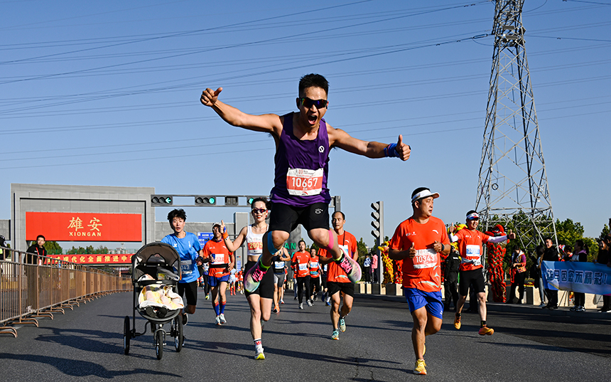 2023雄安馬拉松比賽現(xiàn)場(chǎng)。胡忠攝