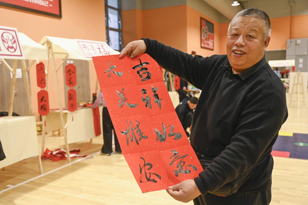 樂逛市集的容東居民。胡忠攝