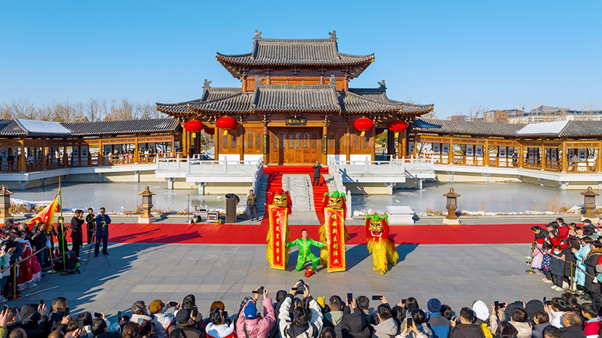 “雄安歲節(jié)，國風(fēng)悅?cè)荨睗h服園游會活動(dòng)的舞獅表演。齊鑫攝