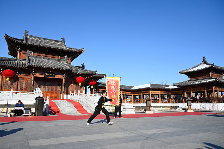“雄安歲節(jié)，國風悅容”漢服園游會活動的武術表演。胡忠攝