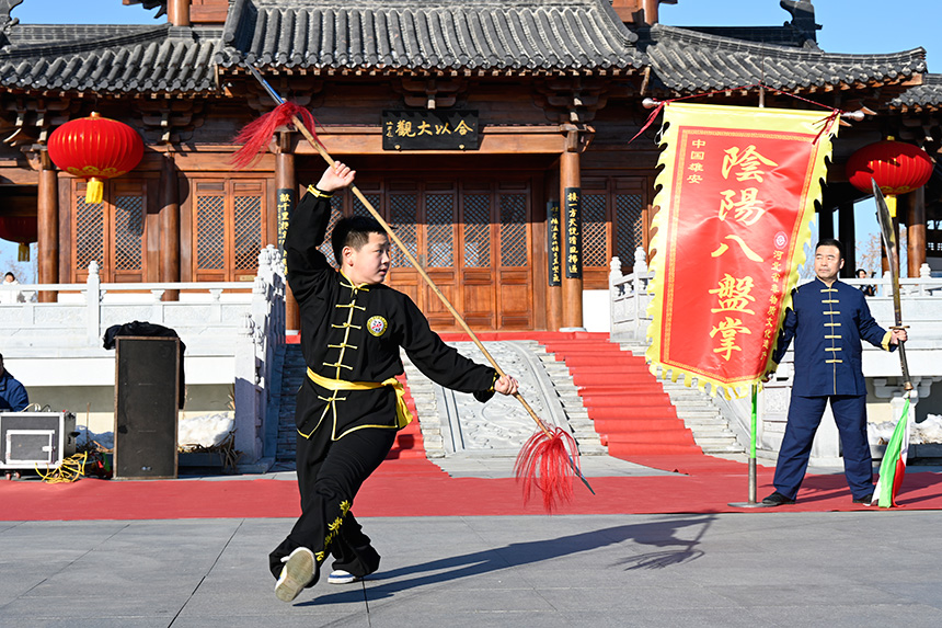 “雄安歲節(jié)，國風悅容”漢服園游會活動的武術表演。胡忠攝