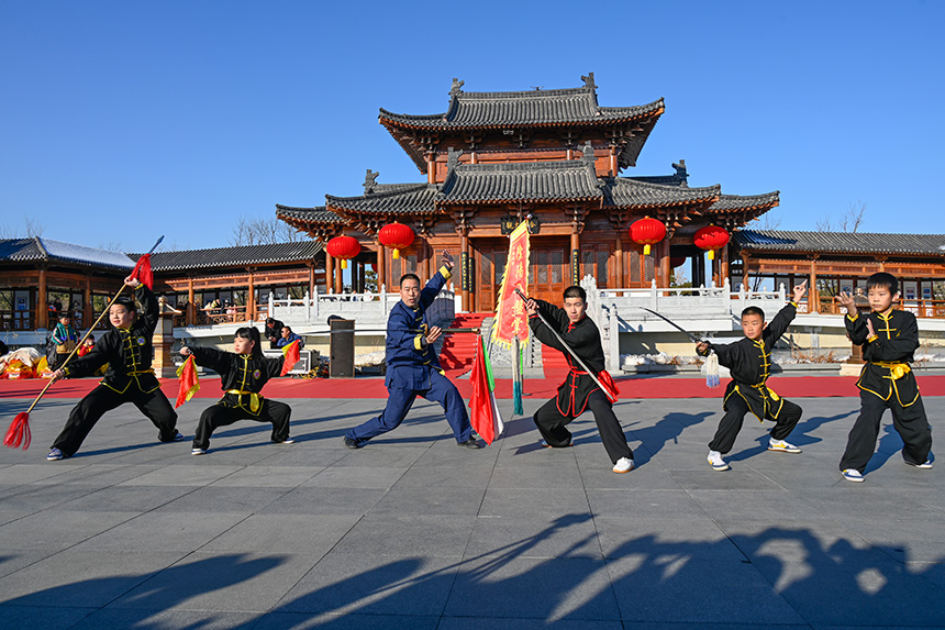 “雄安歲節(jié)，國(guó)風(fēng)悅?cè)荨睗h服園游會(huì)活動(dòng)的武術(shù)表演。胡忠攝