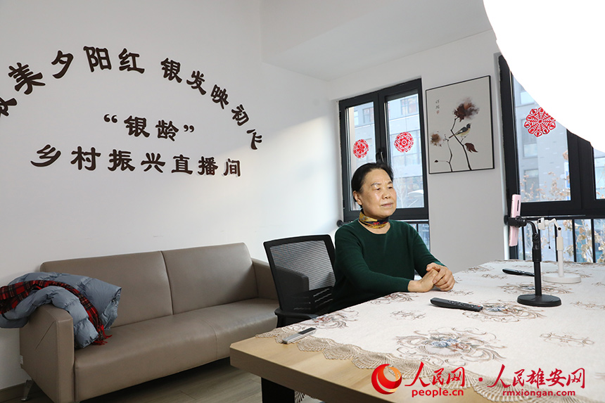 楊素花在直播間錄視頻。人民網(wǎng)記者 王紅攝