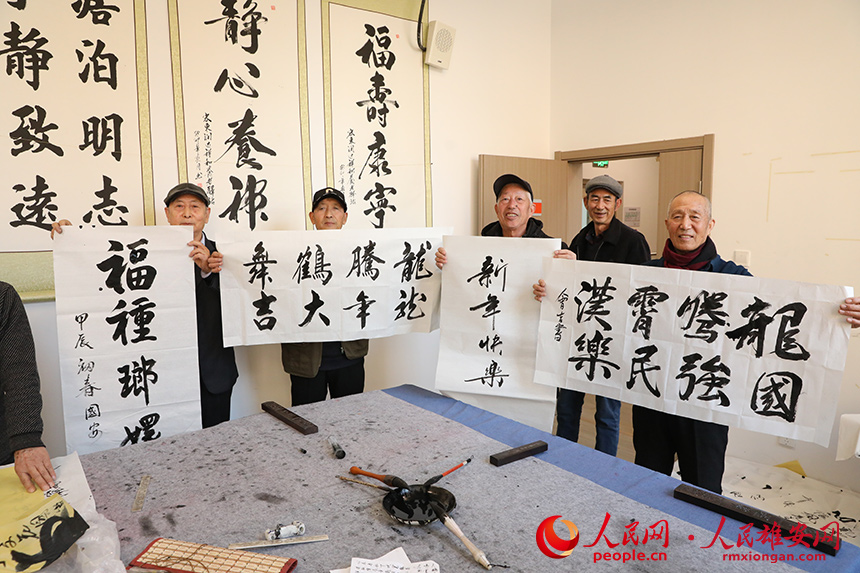 老人們展示自己的書法作品。人民網(wǎng)記者 王紅攝