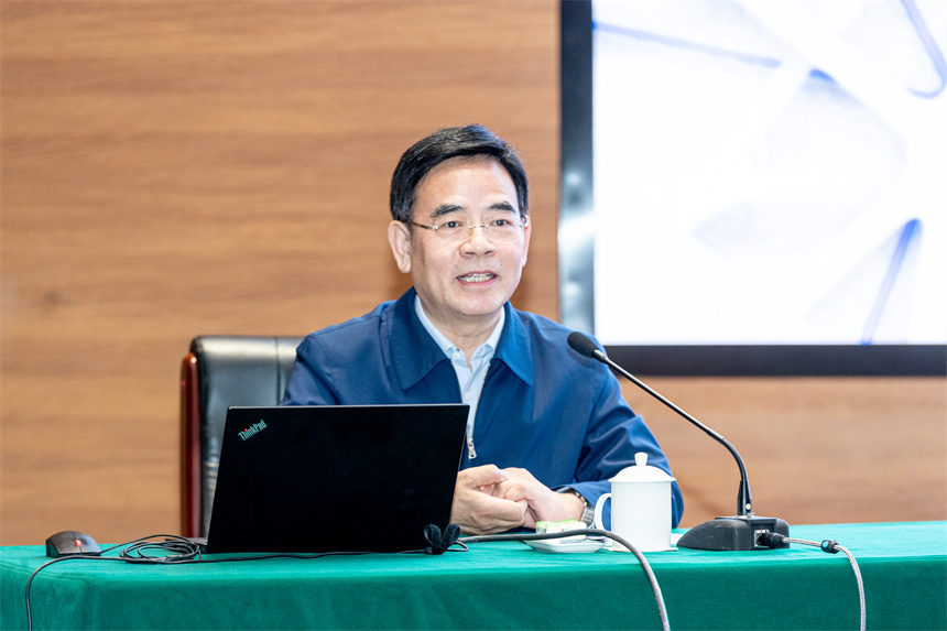 對外經(jīng)濟(jì)貿(mào)易大學(xué)原黨委書記、中國國際碳中和經(jīng)濟(jì)研究院院長蔣慶哲為雄安新區(qū)干部、企業(yè)代表授課。牛思佳攝
