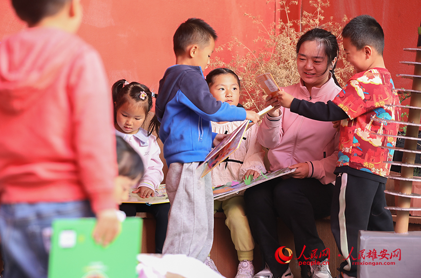 4月23日，雄安北海幼兒園師幼合作在幼兒園白洋淀微景觀進(jìn)行布置，開展荷塘趣味讀書活動。人民網(wǎng)記者 李兆民攝