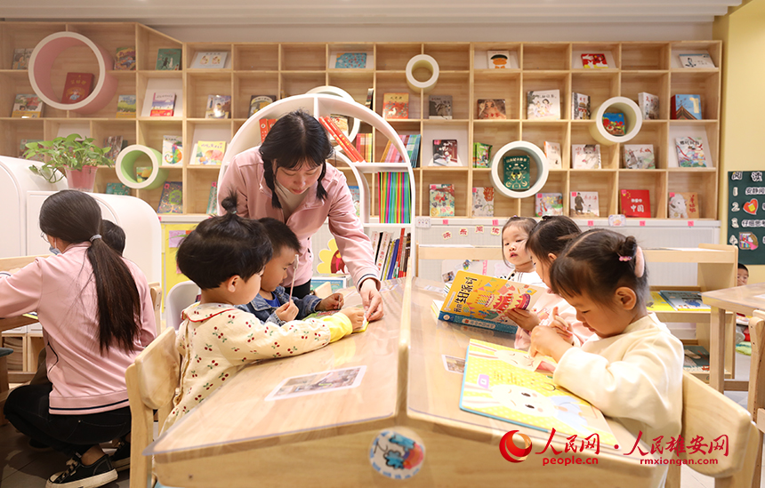 4月23日，雄安北海幼兒園開展“荷你遇見書香美好”讀書分享活動。人民網(wǎng)記者 李兆民攝