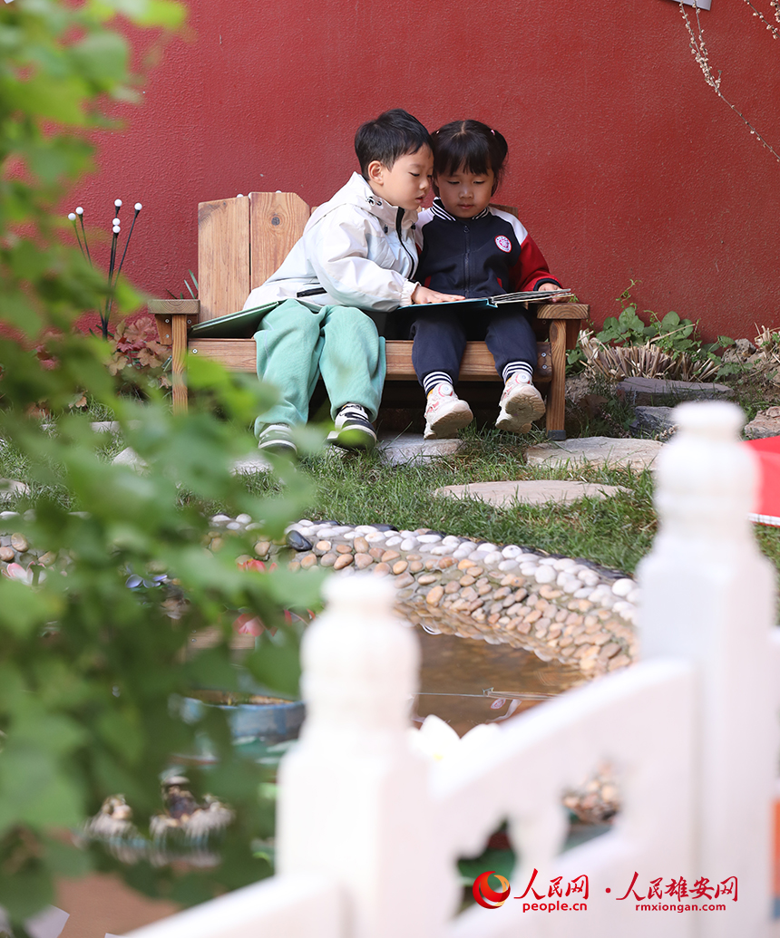 4月23日，雄安北海幼兒園師幼合作在幼兒園白洋淀微景觀進行布置，開展荷塘趣味讀書活動。人民網(wǎng)記者 李兆民攝