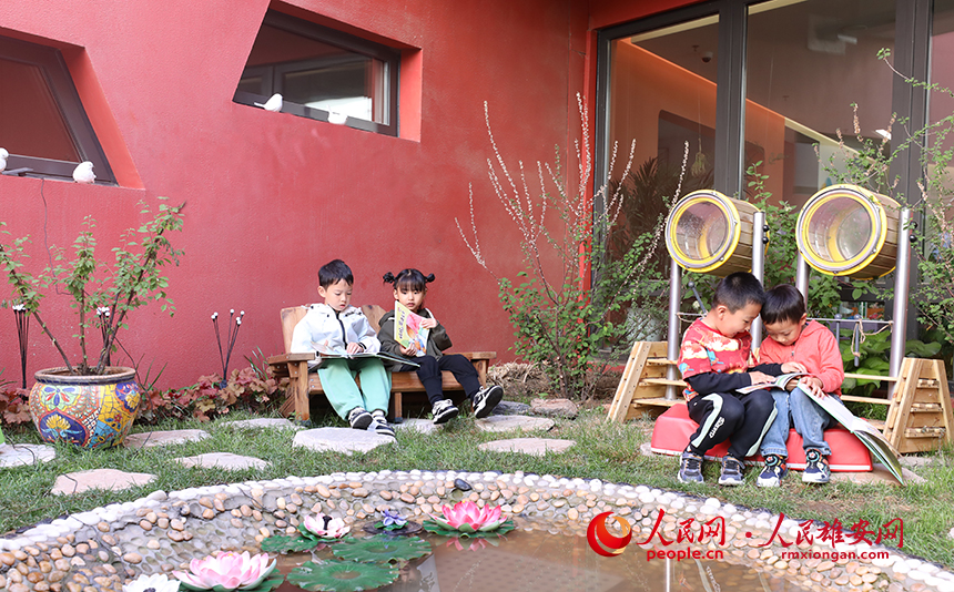 4月23日，雄安北海幼兒園師幼合作在幼兒園白洋淀微景觀進行布置，開展荷塘趣味讀書活動。人民網(wǎng)記者 李兆民攝