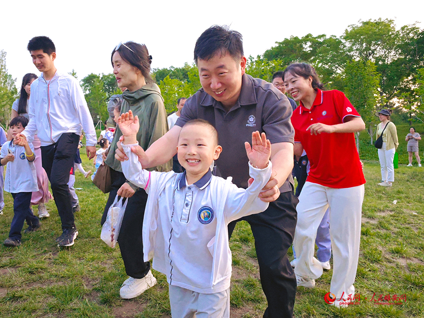 雄安容和容德幼兒園孩子們開(kāi)始“貓鼠大戰(zhàn)”前的熱身運(yùn)動(dòng)。人民網(wǎng)記者 李兆民攝