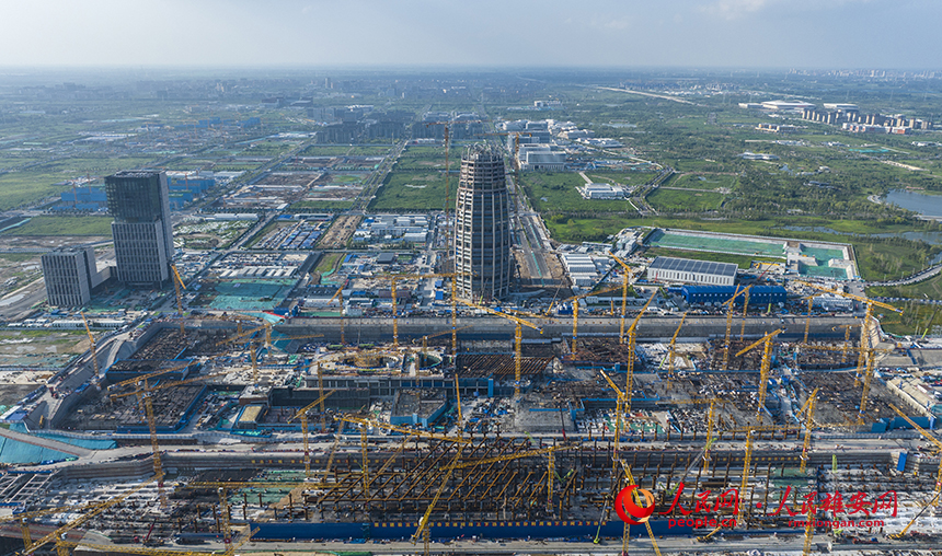 雄安城際站及國(guó)貿(mào)中心項(xiàng)目建設(shè)現(xiàn)場(chǎng)。人民網(wǎng)記者 李兆民攝