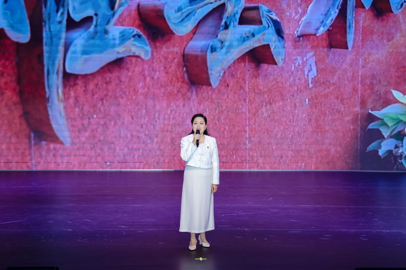人民教師張瑩瑩分享了投身新區(qū)教育事業(yè)，言傳身教、立德樹人，守護(hù)無(wú)數(shù)顆夢(mèng)想的幼芽和雄安一起筑夢(mèng)前行的育人故事。雄安新區(qū)宣傳網(wǎng)信局供圖