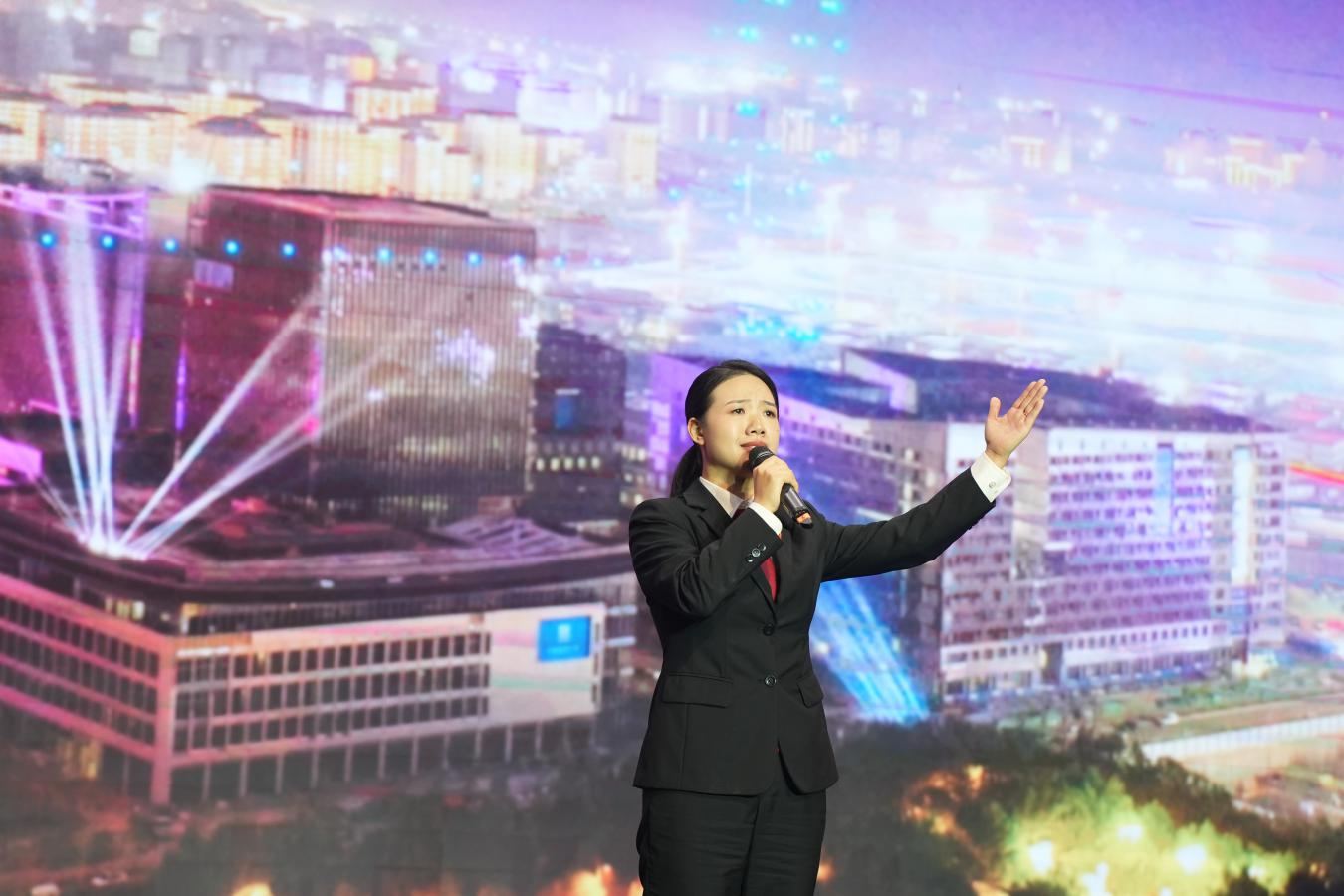 肖憶雪講述自己放棄北京工作機會，投身新區(qū)法治建設(shè)，用腳步丈量民情，用法律守護司法正義的為民故事。雄安新區(qū)宣傳網(wǎng)信局供圖