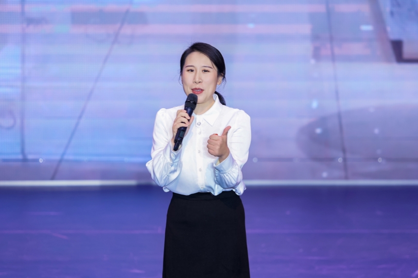 王天資講述容城縣古賢村憑借一條小拉鏈，鋪就百姓“致富路”的幸福故事。雄安新區(qū)宣傳網(wǎng)信局供圖