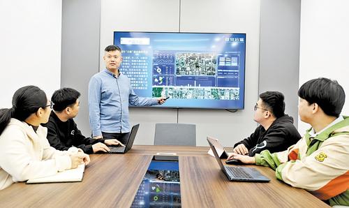 十一月四日，雄安新區(qū)軟創(chuàng)街區(qū)的一間辦公室內(nèi)，遠(yuǎn)遙科技總經(jīng)理朱光宇（中）帶領(lǐng)著工作人員團(tuán)隊(duì)進(jìn)行技術(shù)研討。 本報(bào)記者 劉光昱攝
