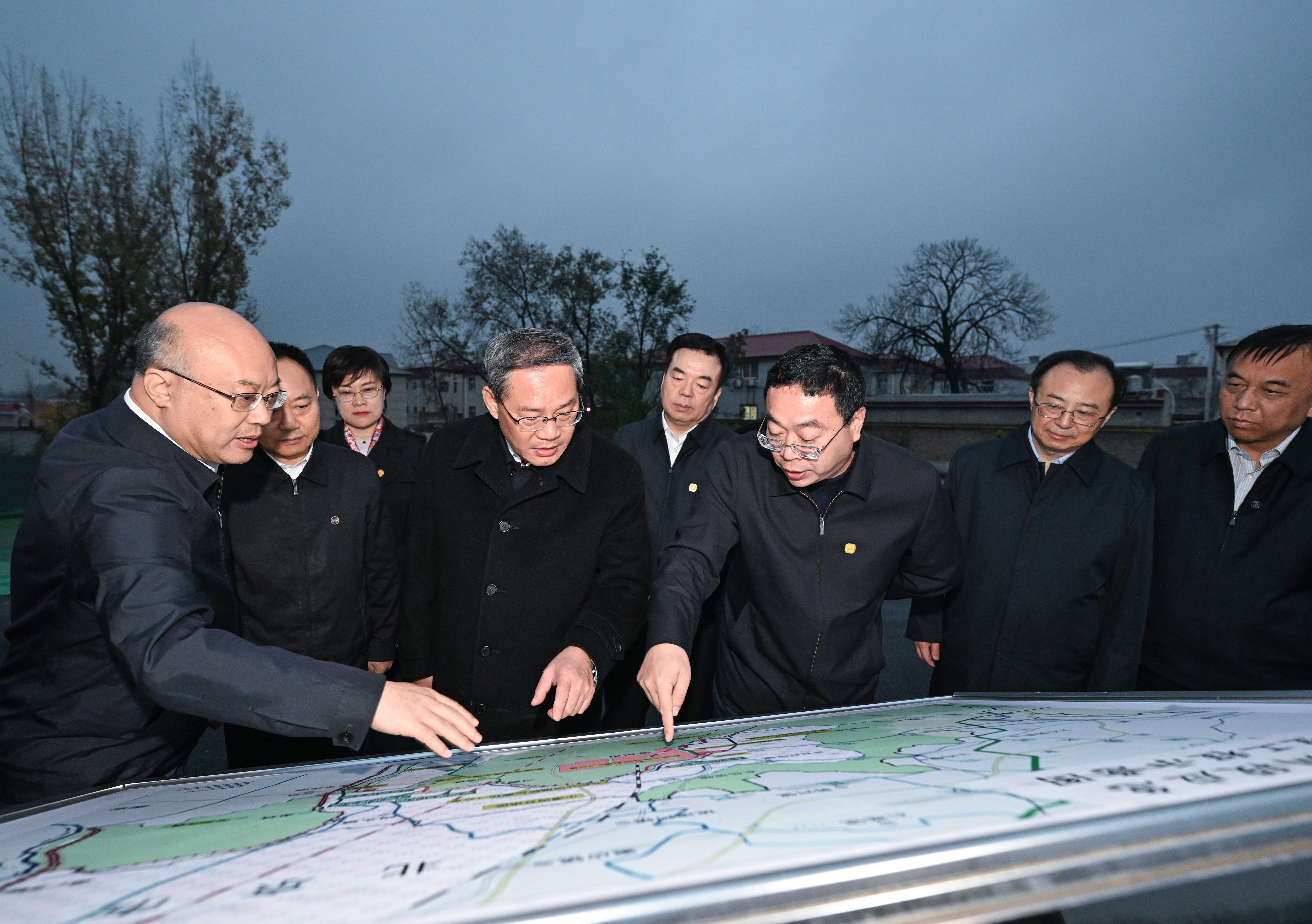 11月13日，中共中央政治局常委、國(guó)務(wù)院總理李強(qiáng)在河北調(diào)研。這是李強(qiáng)在涿州市小清河分洪區(qū)南圍堤建設(shè)工程現(xiàn)場(chǎng)，察看項(xiàng)目最新進(jìn)展，聽(tīng)取河北省災(zāi)后重建重大水利工程等情況匯報(bào)，與設(shè)計(jì)施工監(jiān)理人員交流。新華社記者 饒愛(ài)民攝