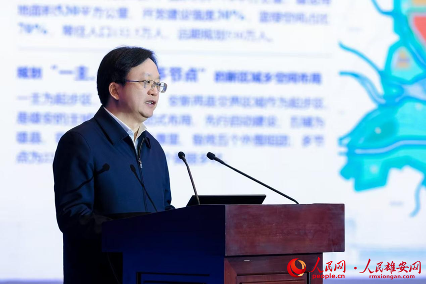 雄安新區(qū)黨工委委員、管委會副主任于國義作人工智能產(chǎn)業(yè)推介。人民網(wǎng)記者 周博攝