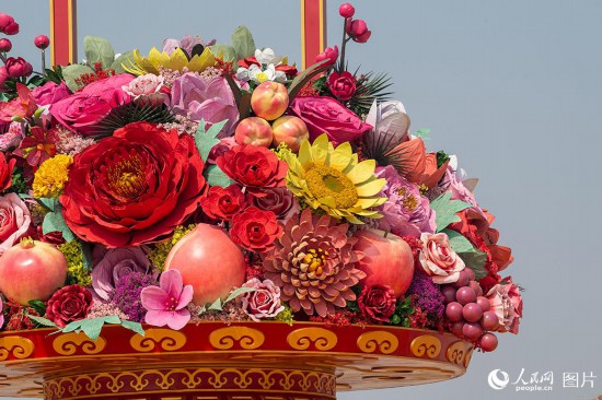 “祝福祖國(guó)”巨型花果籃亮相天安門廣場(chǎng)。人民網(wǎng)記者 翁奇羽攝