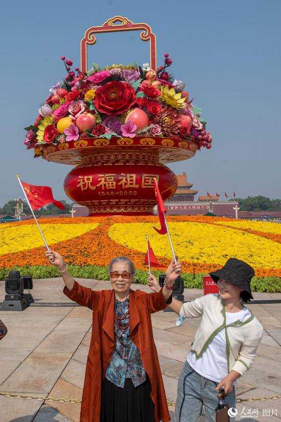 “祝福祖國”巨型花果籃亮相天安門廣場。人民網(wǎng)記者 翁奇羽攝 