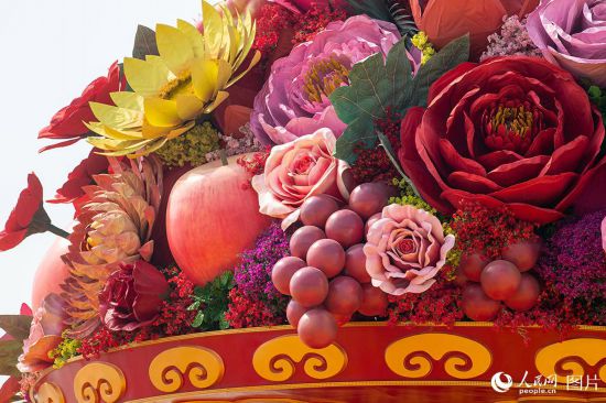 “祝福祖國”巨型花果籃亮相天安門廣場。人民網(wǎng)記者 翁奇羽攝