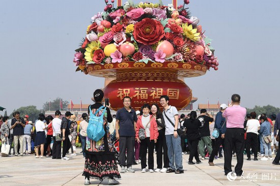 “祝福祖國”巨型花果籃亮相天安門廣場。人民網(wǎng)記者 于凱攝