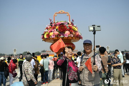 “祝福祖國(guó)”巨型花果籃亮相天安門廣場(chǎng)。人民網(wǎng)記者 于凱攝
