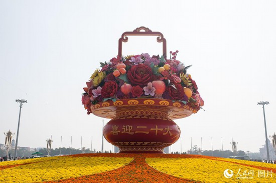 “祝福祖國”巨型花果籃亮相天安門廣場。人民網(wǎng)記者 翁奇羽攝 