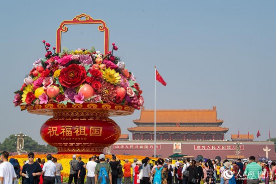 “祝福祖國(guó)”巨型花果籃亮相天安門廣場(chǎng)。人民網(wǎng)記者 翁奇羽攝 