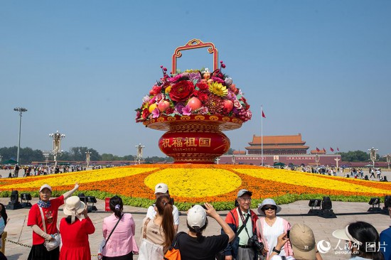 “祝福祖國”巨型花果籃亮相天安門廣場。人民網(wǎng)記者 翁奇羽攝 