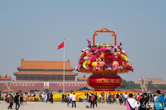 “祝福祖國”巨型花果籃亮相天安門廣場(chǎng)。人民網(wǎng)記者 翁奇羽攝